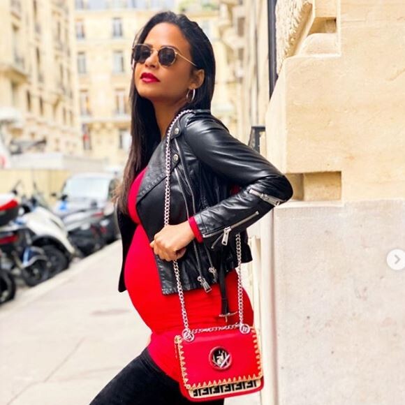 Christina Milian, enceinte, pose dans les rues de Paris le 24 octobre 2019.