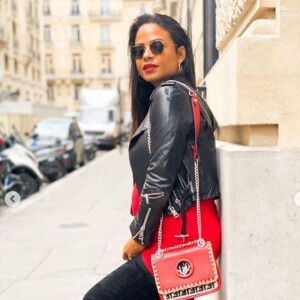 Christina Milian, enceinte, pose dans les rues de Paris le 24 octobre 2019.