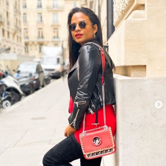 Christina Milian, enceinte, pose dans les rues de Paris le 24 octobre 2019.