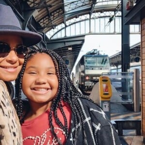 Christina Milian avec sa fille Violet à la gare de Starsbourg le 4 octobre 2019.