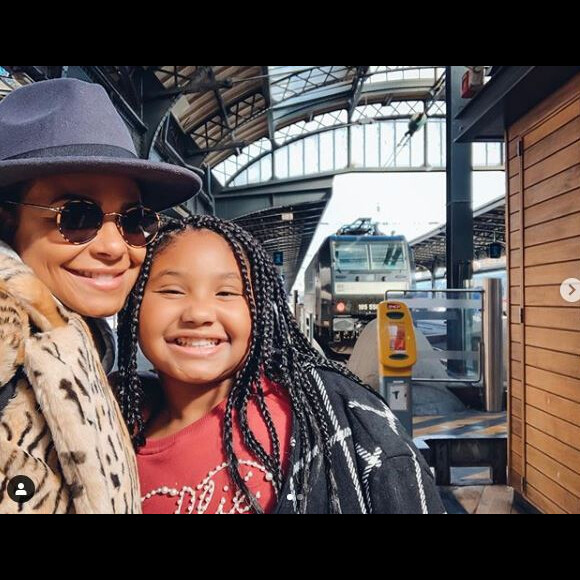 Christina Milian avec sa fille Violet à la gare de Starsbourg le 4 octobre 2019.