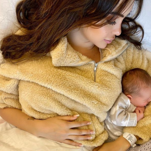 Nabilla Benattia fait une sieste avec son fils Milann, octobre 2019