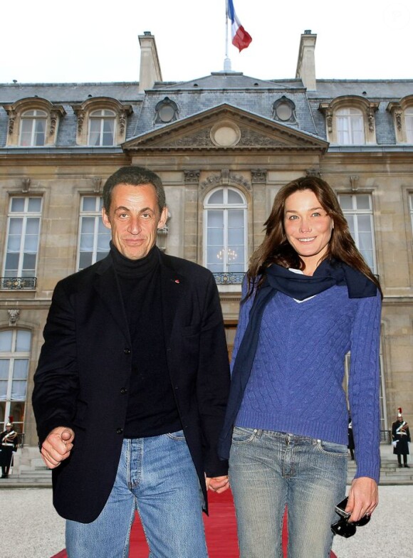 Photo-montage de Nicolas Sarkozy et Carla Bruni devant l'Elysée
