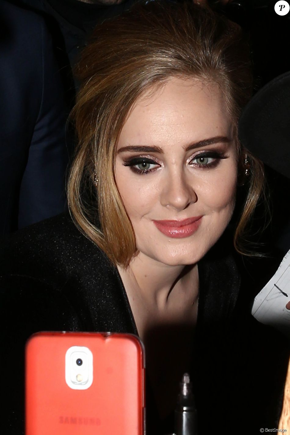 La chanteuse Adele rencontre ses fans lors de son arrivée à Milan en