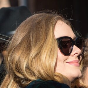 La chanteuse Adele rencontre ses fans dans la rue à New York, le 25 novembre 2015.