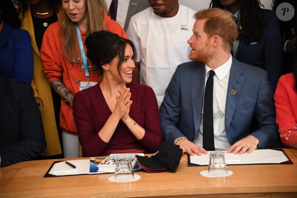 Meghan Markle, duchesse de Sussex, et le prince Harry participaient à une réunion sur l'égalité des genres avec les membres du Queen's Commonwealth Trust (dont elle est vice-présidente) et du sommet One Young World au château de Windsor, le 25 octobre 2019.