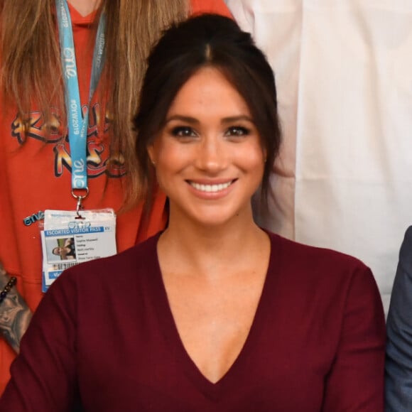 Meghan Markle, duchesse de Sussex, et le prince Harry participaient à une réunion sur l'égalité des genres avec les membres du Queen's Commonwealth Trust (dont elle est vice-présidente) et du sommet One Young World au château de Windsor, le 25 octobre 2019.