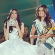 Phuong Khanh, Miss Earth 2018, remet sa couronne à Nellys Pimentel lors de la finale du concours Miss Earth (Miss Terre) 2019 à Paranaque, aux Philippines. Le 26 octobre 2019.