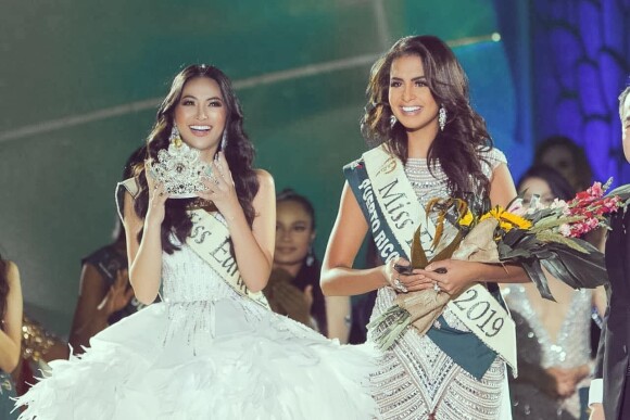 Phuong Khanh, Miss Earth 2018, remet sa couronne à Nellys Pimentel lors de la finale du concours Miss Earth (Miss Terre) 2019 à Paranaque, aux Philippines. Le 26 octobre 2019.
