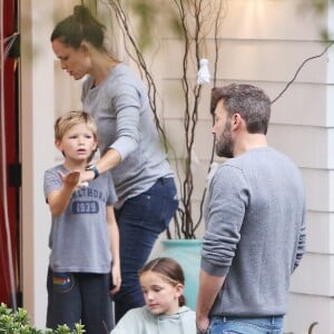 Ben Affleck et Jennifer Garner sont de sortie avec leurs enfants Samuel et Seraphina à Los Angeles, le 27 octobre 2019.