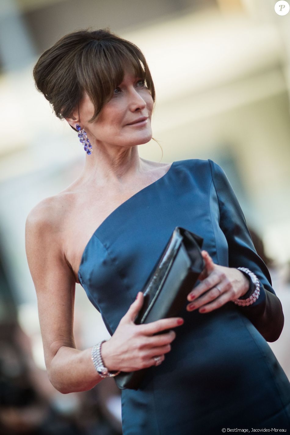 Carla Bruni Sarkozy - Montée des marches du film Les Misérables lors du
