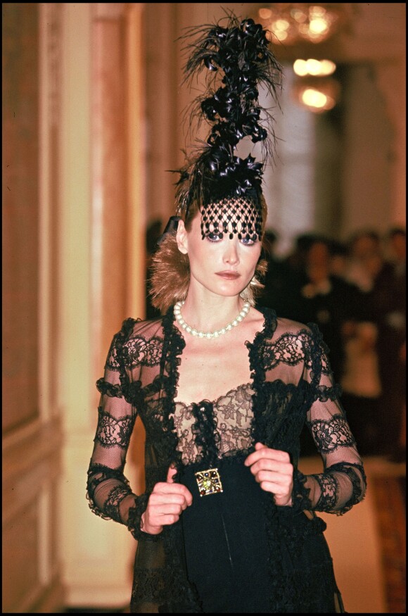 Carla Bruni au défilé Chanel le 21 janvier 1996 à Paris