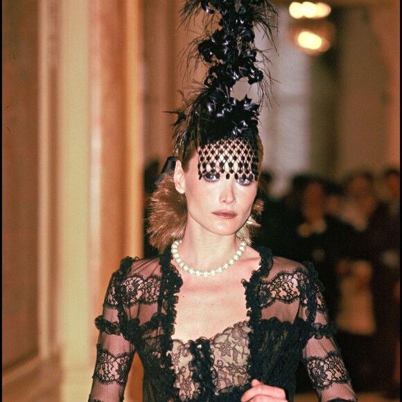 Carla Bruni au défilé Chanel le 21 janvier 1996 à Paris