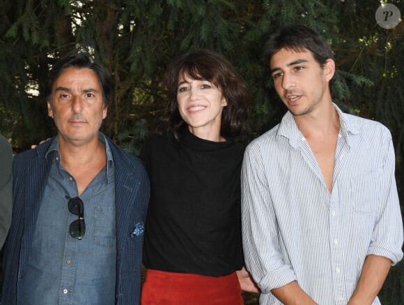 Yvan Attal, sa compagne Charlotte Gainsbourg et leur fils Ben Attal lors de la 12e édition du festival du Film Francophone d'Angoulême, France, le 20 août 2019. © Coadic Guirec/Bestimage