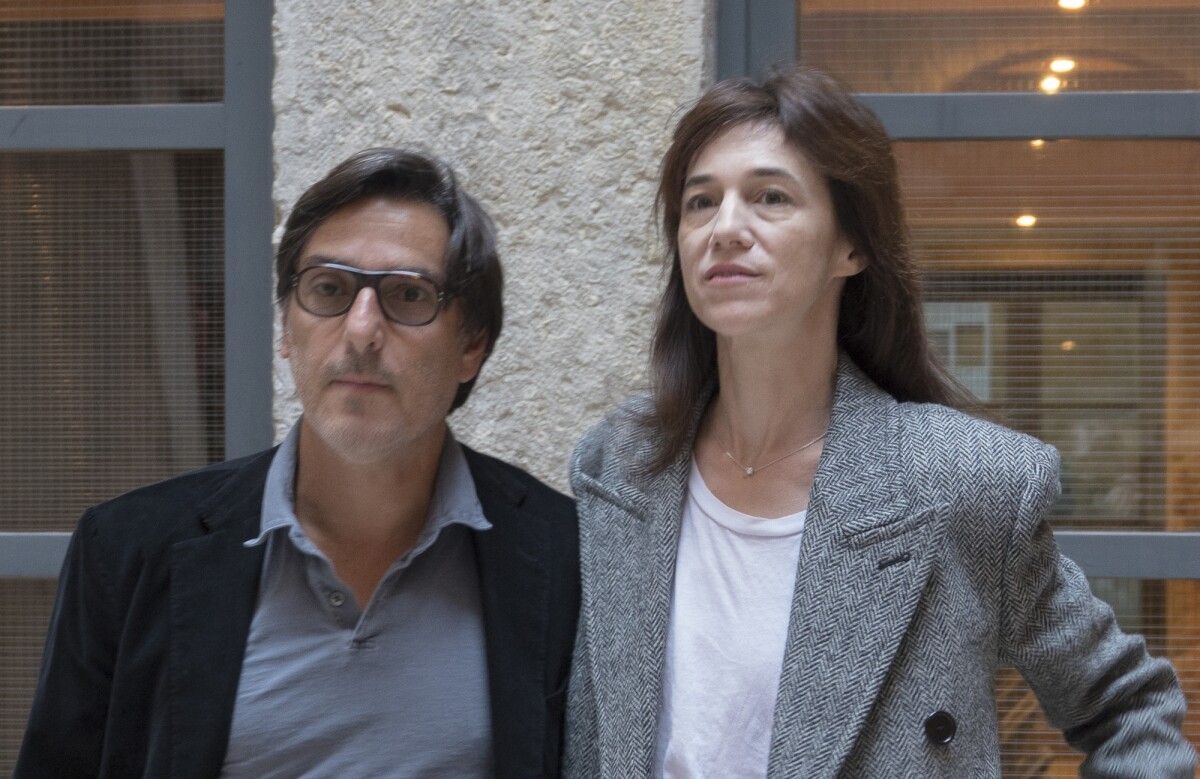 Photo Yvan Attal Et Sa Compagne Charlotte Gainsbourg Lors D Une Rencontre Presse Lyon