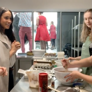 Meghan Markle, duchesse de Sussex, lors d'une visite à la boulangerie Luminary à Londres la dernière semaine d'octobre 2019. Capture d'écran d'une vidéo Instagram du compte Sussex Royal.