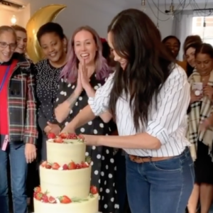 Meghan Markle, duchesse de Sussex, lors d'une visite à la boulangerie Luminary à Londres la dernière semaine d'octobre 2019. Capture d'écran d'une vidéo Instagram du compte Sussex Royal.