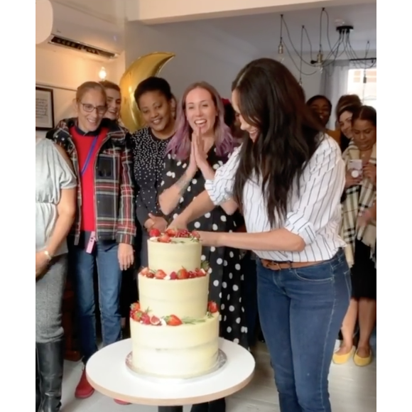 Meghan Markle, duchesse de Sussex, lors d'une visite à la boulangerie Luminary à Londres la dernière semaine d'octobre 2019. Capture d'écran d'une vidéo Instagram du compte Sussex Royal.
