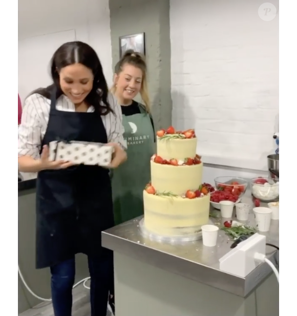 Meghan Markle, duchesse de Sussex, lors d'une visite à la boulangerie Luminary à Londres la dernière semaine d'octobre 2019. Capture d'écran d'une vidéo Instagram du compte Sussex Royal.
