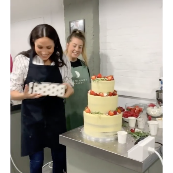 Meghan Markle, duchesse de Sussex, lors d'une visite à la boulangerie Luminary à Londres la dernière semaine d'octobre 2019. Capture d'écran d'une vidéo Instagram du compte Sussex Royal.