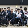 Le prince Harry, duc de Sussex, rencontre des athlètes en fauteuil roulant alors qu'il visite la Nippon Foundation Para Arena à Tokyo au Japon, le 2 novembre 2019.
