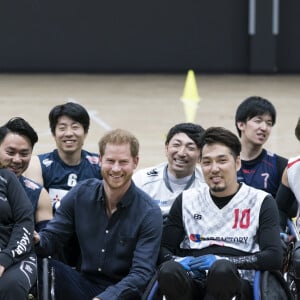 Le prince Harry, duc de Sussex, rencontre des athlètes en fauteuil roulant alors qu'il visite la Nippon Foundation Para Arena à Tokyo au Japon, le 2 novembre 2019.