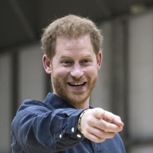 Le prince Harry, duc de Sussex, rencontre des athlètes en fauteuil roulant alors qu'il visite la Nippon Foundation Para Arena à Tokyo au Japon, le 2 novembre 2019.