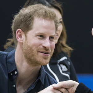 Le prince Harry, duc de Sussex, rencontre des athlètes en fauteuil roulant alors qu'il visite la Nippon Foundation Para Arena à Tokyo au Japon, le 2 novembre 2019.