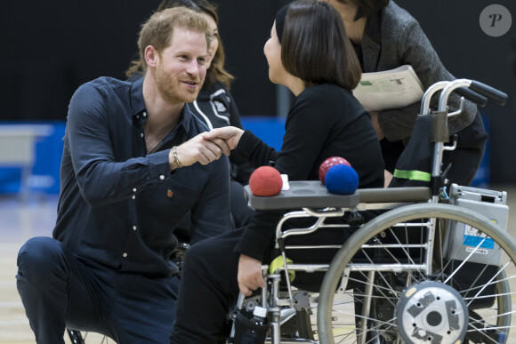 Le prince Harry, duc de Sussex, rencontre des athlètes en fauteuil roulant alors qu'il visite la Nippon Foundation Para Arena à Tokyo au Japon, le 2 novembre 2019.