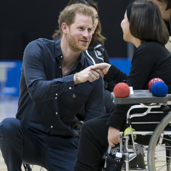 Le prince Harry, duc de Sussex, rencontre des athlètes en fauteuil roulant alors qu'il visite la Nippon Foundation Para Arena à Tokyo au Japon, le 2 novembre 2019.