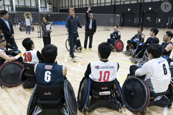 Le prince Harry, duc de Sussex, rencontre des athlètes en fauteuil roulant alors qu'il visite la Nippon Foundation Para Arena à Tokyo au Japon, le 2 novembre 2019.