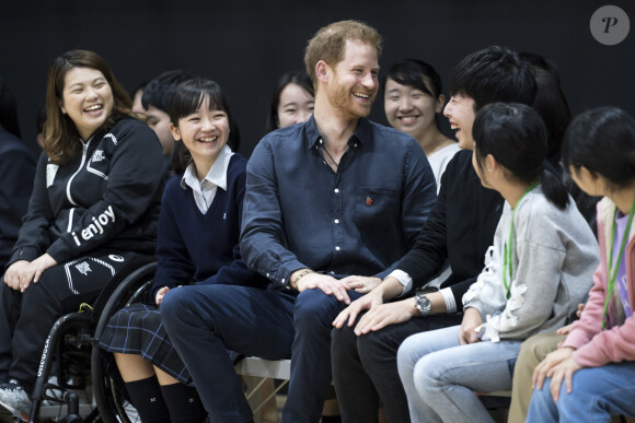 Le prince Harry, duc de Sussex, rencontre des athlètes en fauteuil roulant alors qu'il visite la Nippon Foundation Para Arena à Tokyo au Japon, le 2 novembre 2019.