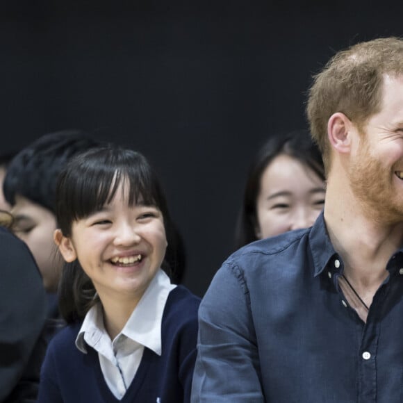 Le prince Harry, duc de Sussex, rencontre des athlètes en fauteuil roulant alors qu'il visite la Nippon Foundation Para Arena à Tokyo au Japon, le 2 novembre 2019.