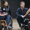 Le prince Harry, duc de Sussex, rencontre des athlètes en fauteuil roulant alors qu'il visite la Nippon Foundation Para Arena à Tokyo au Japon, le 2 novembre 2019.