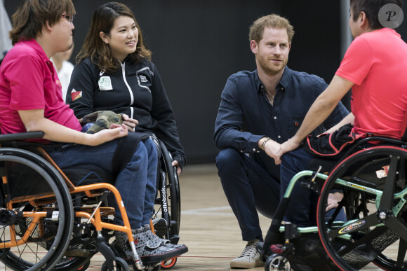 Le prince Harry, duc de Sussex, rencontre des athlètes en fauteuil roulant alors qu'il visite la Nippon Foundation Para Arena à Tokyo au Japon, le 2 novembre 2019.