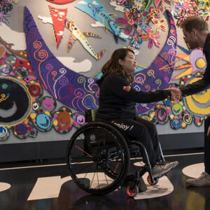 Le prince Harry, duc de Sussex, s'entretient avec l'artiste Eri Yamamoto alors qu'il visite la Nippon Foundation Para Arena à Tokyo au Japon, le 2 novembre 2019.