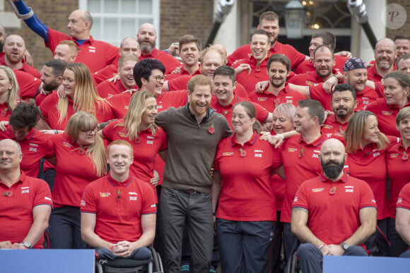 Le prince Harry, duc de Sussex, rencontre l'équipe représentant l'Angleterre aux Invictus Games 2019 à La Haye à Londres, le 29 octobre 2019.