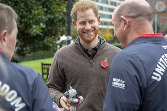 Le prince Harry, duc de Sussex, rencontre l'équipe représentant l'Angleterre aux Invictus Games 2019 à La Haye à Londres, le 29 octobre 2019.