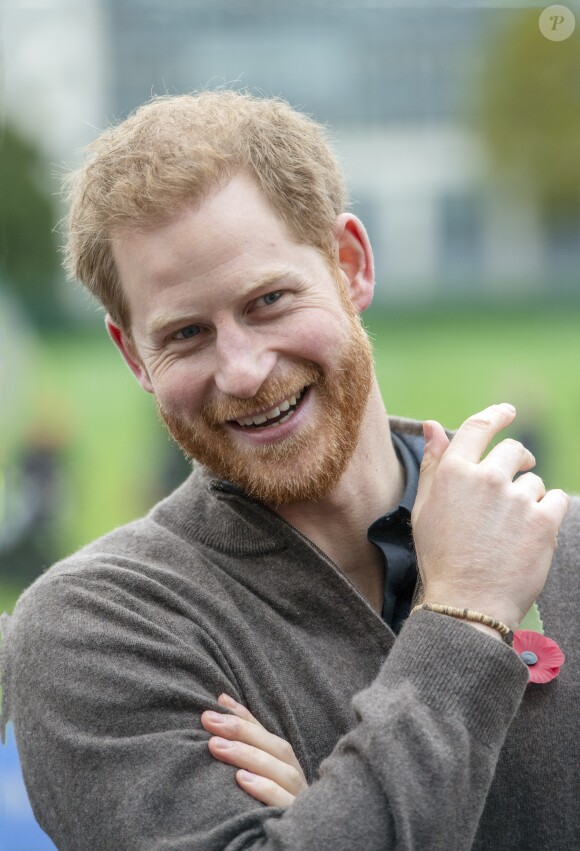 Le prince Harry, duc de Sussex, rencontre l'équipe représentant l'Angleterre aux Invictus Games 2019 à La Haye à Londres, le 29 octobre 2019.
