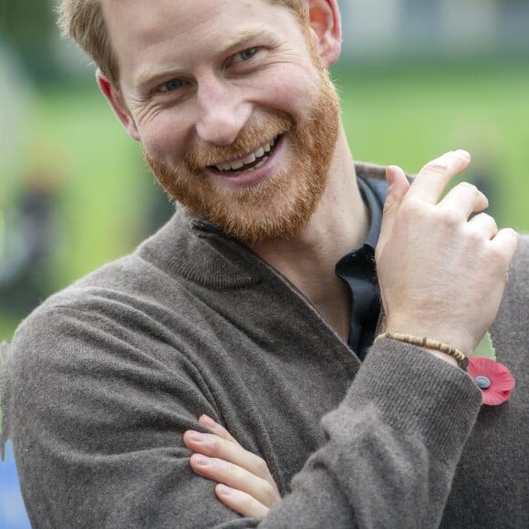 Le prince Harry, duc de Sussex, rencontre l'équipe représentant l'Angleterre aux Invictus Games 2019 à La Haye à Londres, le 29 octobre 2019.