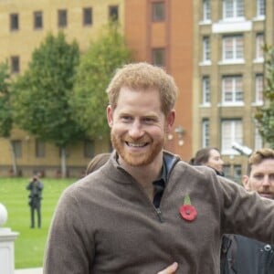 Le prince Harry, duc de Sussex, rencontre l'équipe représentant l'Angleterre aux Invictus Games 2019 à La Haye à Londres, le 29 octobre 2019.