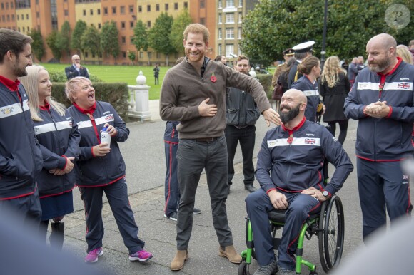 Le prince Harry, duc de Sussex, rencontre l'équipe représentant l'Angleterre aux Invictus Games 2019 à La Haye à Londres, le 29 octobre 2019.