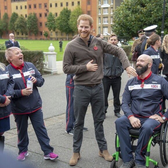 Le prince Harry, duc de Sussex, rencontre l'équipe représentant l'Angleterre aux Invictus Games 2019 à La Haye à Londres, le 29 octobre 2019.