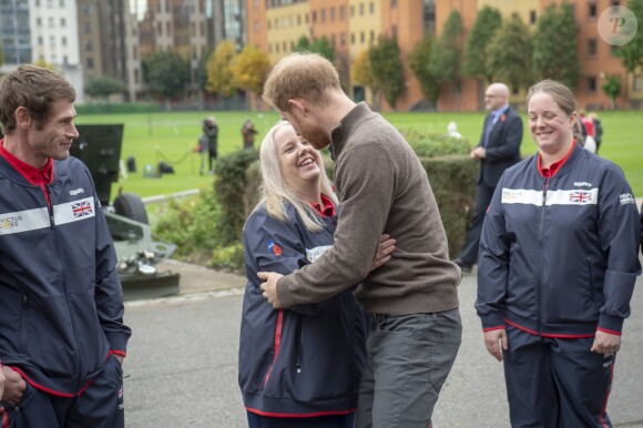 Le prince Harry, duc de Sussex, rencontre l'équipe représentant l'Angleterre aux Invictus Games 2019 à La Haye à Londres, le 29 octobre 2019.