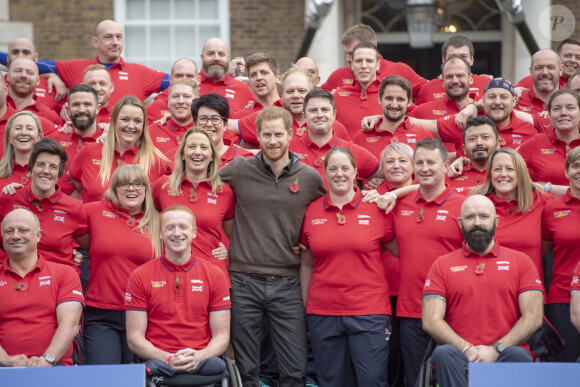 Le prince Harry, duc de Sussex, rencontre l'équipe représentant l'Angleterre aux Invictus Games 2019 à La Haye à Londres, le 29 octobre 2019.