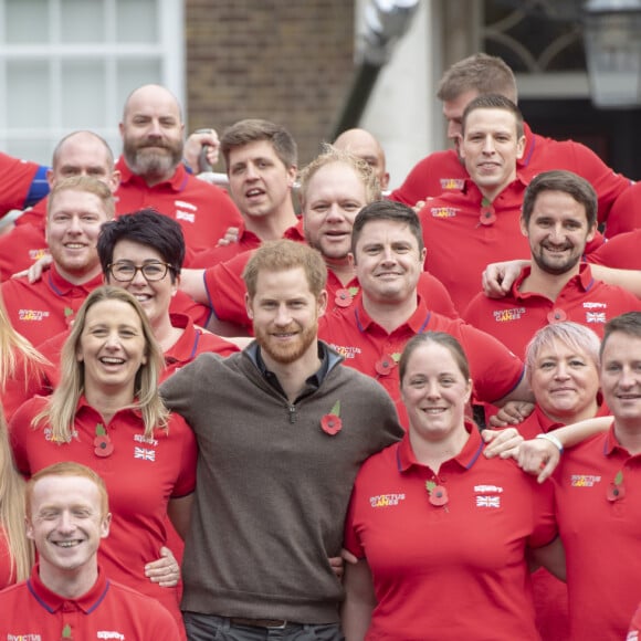 Le prince Harry, duc de Sussex, rencontre l'équipe représentant l'Angleterre aux Invictus Games 2019 à La Haye à Londres, le 29 octobre 2019.