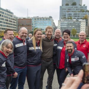 Le prince Harry, duc de Sussex, rencontre l'équipe représentant l'Angleterre aux Invictus Games 2019 à La Haye à Londres, le 29 octobre 2019.