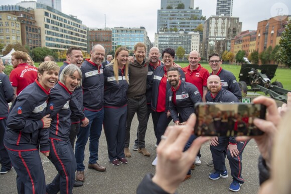 Le prince Harry, duc de Sussex, rencontre l'équipe représentant l'Angleterre aux Invictus Games 2019 à La Haye à Londres, le 29 octobre 2019.