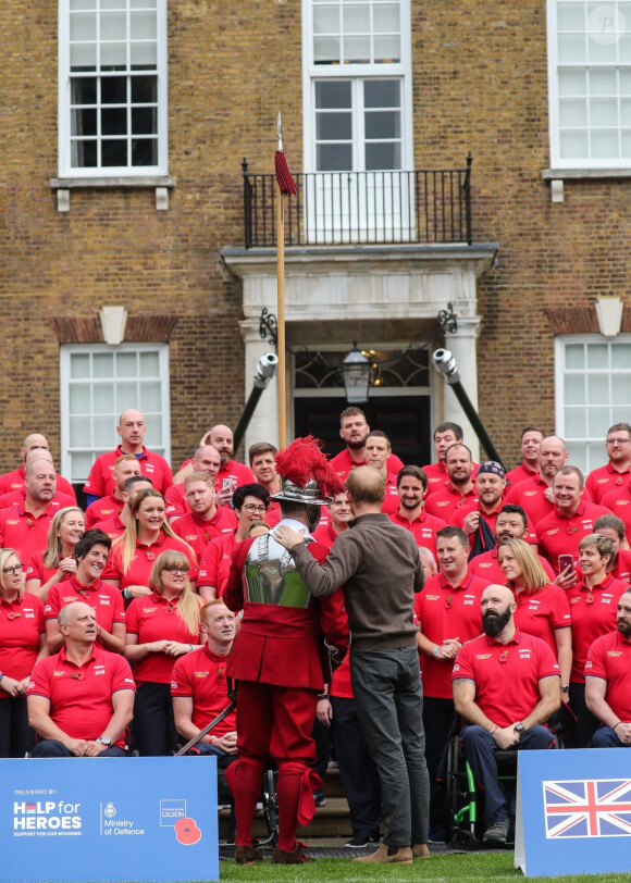 Le prince Harry, duc de Sussex, rencontre l'équipe représentant l'Angleterre aux Invictus Games 2019 à La Haye à Londres, le 29 octobre 2019.