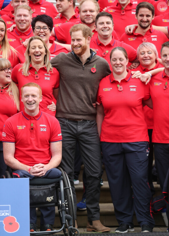 Le prince Harry, duc de Sussex, rencontre l'équipe représentant l'Angleterre aux Invictus Games 2019 à La Haye à Londres, le 29 octobre 2019.